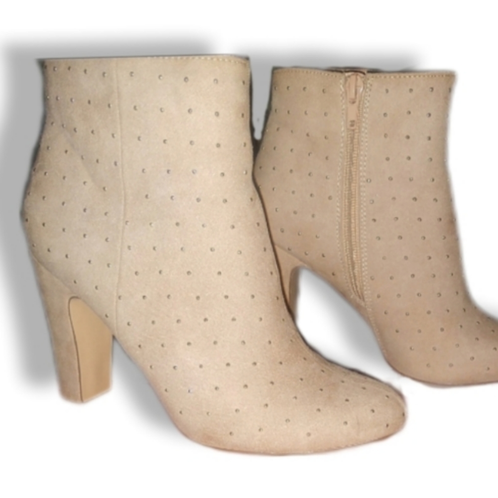 NIB Fergalicious by Fergie Parade Boots, Cream, sz 7 (fits closer to 6.5)